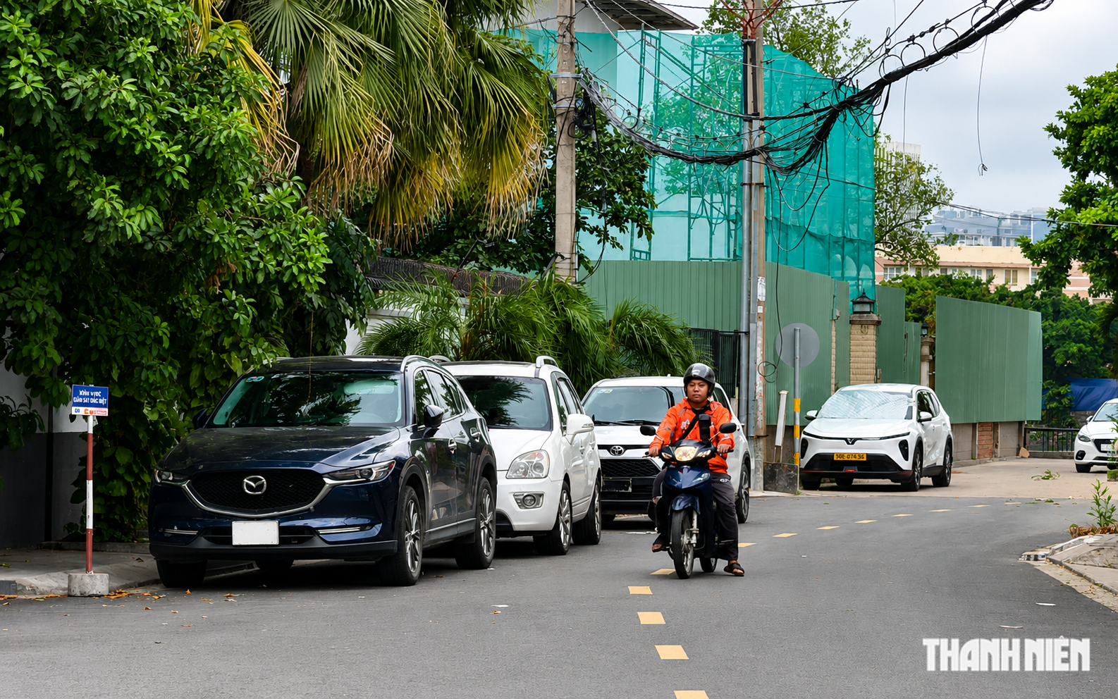 Nhiều chủ ô tô đỗ xe ngoài đường, bất chấp nắng mưa