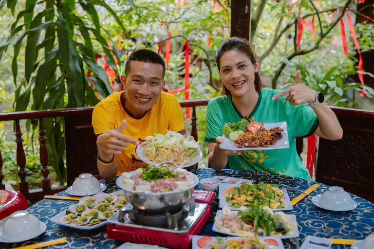 Runner thưởng thức các món ăn đặc trưng, làm nên nét riêng ẩm thực Vĩnh Long