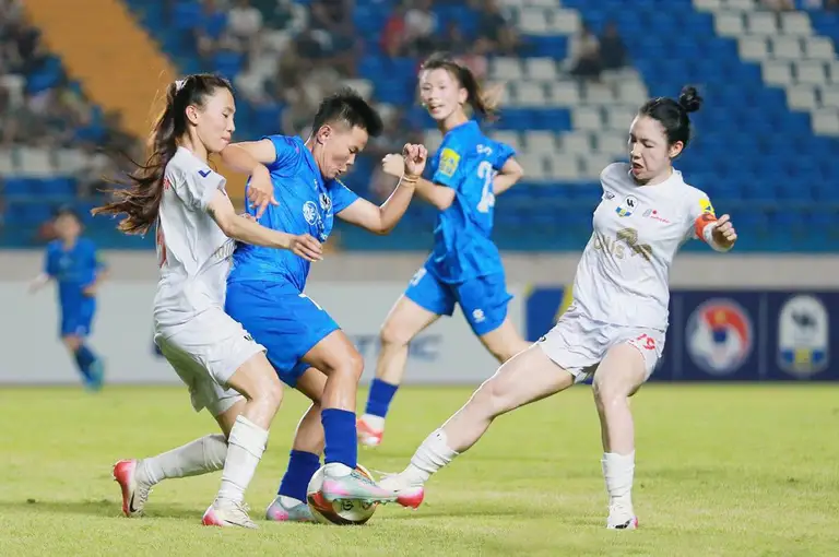 Trần Thị Duyên (phải) ở Giải bóng đá nữ VĐQG - Cúp Thái Sơn Bắc 2026 - Ảnh: VFF