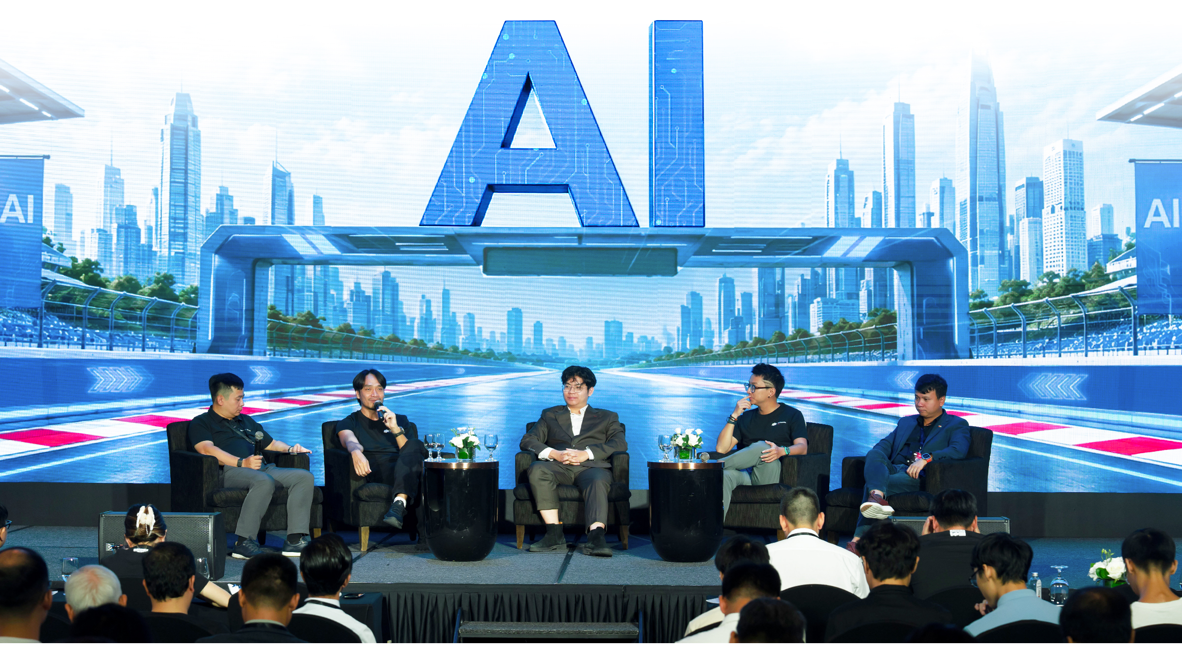 Các chuyên gia công nghệ thảo luận về ứng dụng AI trong doanh nghiệp tại FPT Transform 2026.