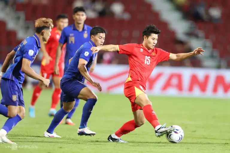 Trương Tiến Anh rê bóng trong trận Việt Nam thắng Thái Lan 2-0 ở lượt đi chung kết ASEAN Cup 2026, trên sân Rajamangala, tối 22/8. Ảnh: Đức Đồng