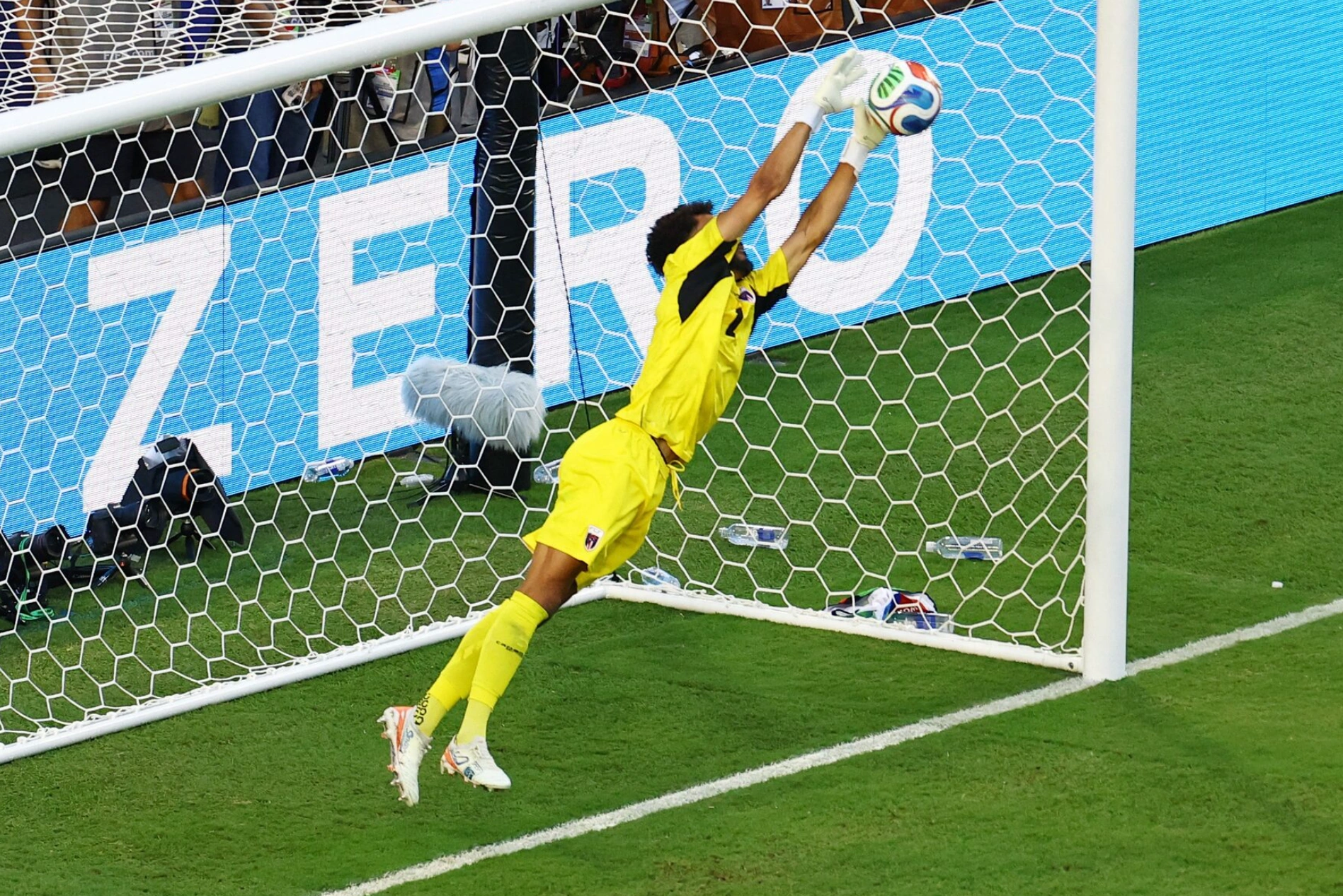 Thủ thành Vozinha cứu thua trong trận Argentina – Cape Verde ở vòng 1/16 World Cup 2026 trên sân Miami, Florida, Mỹ ngày 3/7/2026. Ảnh: Reuters