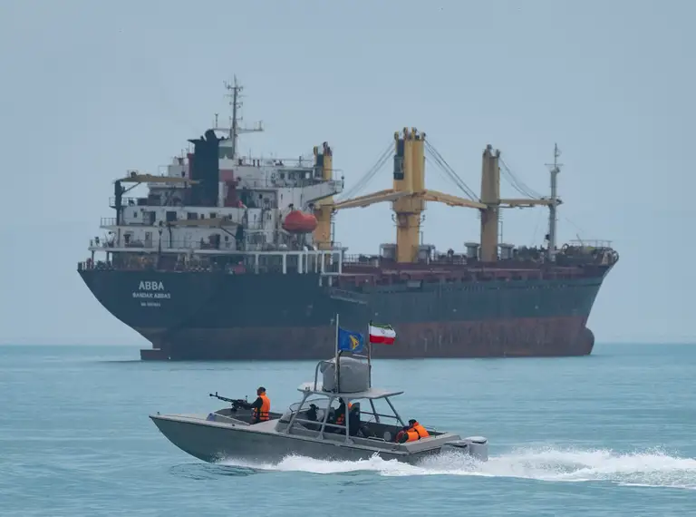 Xuồng cao tốc IRGC di chuyển gần tàu hàng trên vịnh Ba Tư tháng 4/2024. Ảnh: AFP