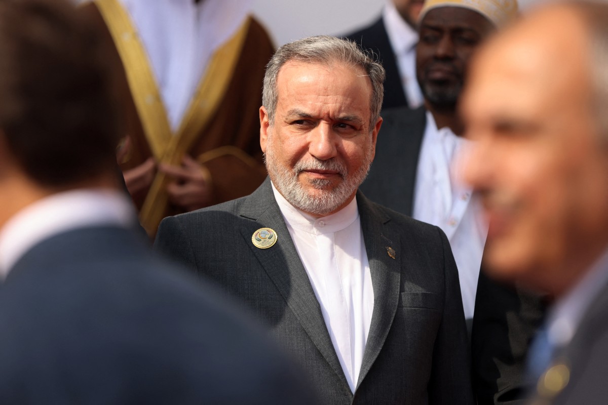Ngoại trưởng Iran Abbas Araghchi tại buổi chụp ảnh chung trong phiên họp lần thứ 52 của Hội đồng Bộ trưởng ngoại giao Tổ chức Hợp tác Hồi giáo (OIC) ở Iraq ngày 17-10 - Ảnh: AFP