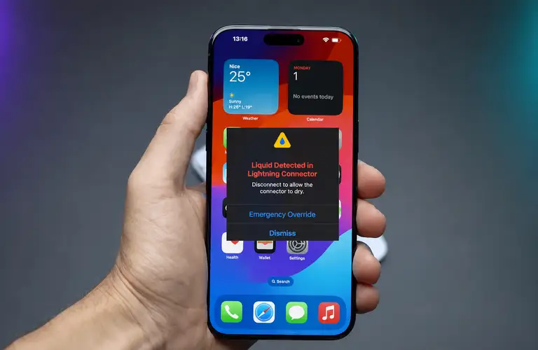 Khi iPhone phát hiện cổng sạc bị ướt, người dùng vẫn có thể bỏ qua cảnh báo để tiếp tục sạc. Tuy nhiên, Apple cho biết đây chỉ là giải pháp dành cho trường hợp khẩn cấp. (Ảnh: Mobile Montreal)
