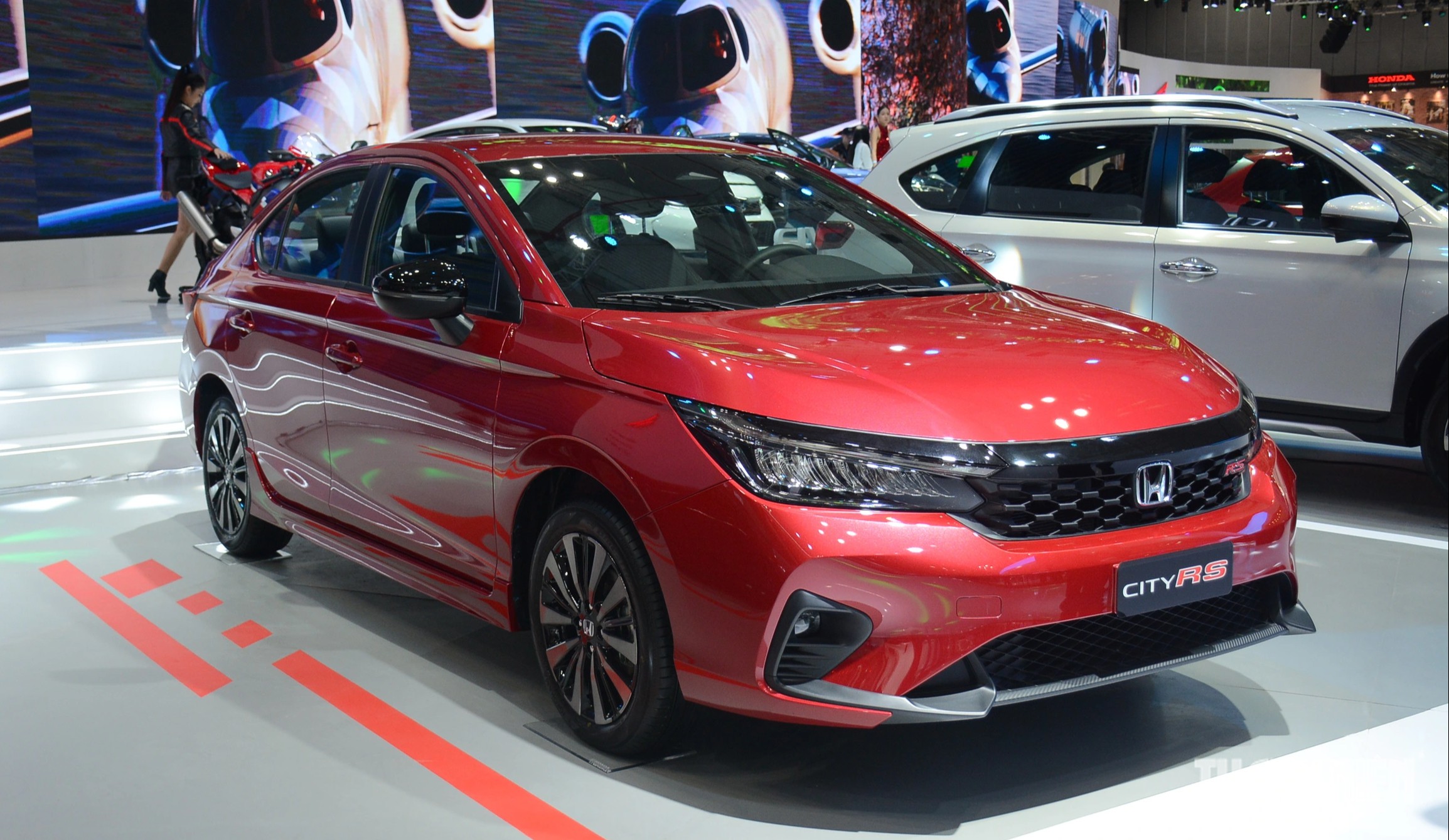 Sedan hạng B còn phải cạnh tranh với những mẫu xe gầm cao có giá bán tương đương hoặc chỉ cao hơn không đáng kể