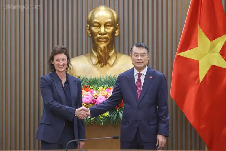 Thủ tướng Lê Minh Hưng tiếp bà Fiona Bassett, Tổng Giám đốc điều hành Tổ chức FTSE Russell - Ảnh: chinhphu.vn/Nhật Bắc