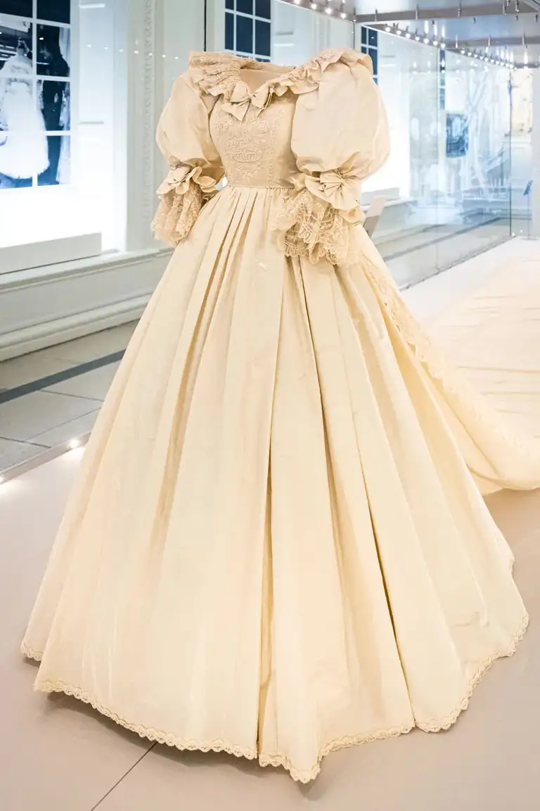 Chiếc váy cưới trưng bày trong triển lãm "Royal Style In The Making" - Ảnh: Samir Hussein
