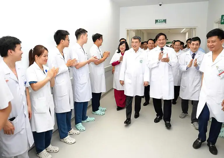 Thủ tướng Chính phủ Lê Minh Hưng và Bộ trưởng Bộ Y tế Đào Hồng Lan cùng đoàn công tác Bộ Y tế, các bộ, ngành thăm Bệnh viện Bạch Mai cơ sở Ninh Bình.