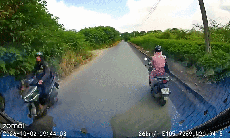 Tài xế 'căng não' với hai cô gái đi xe máy