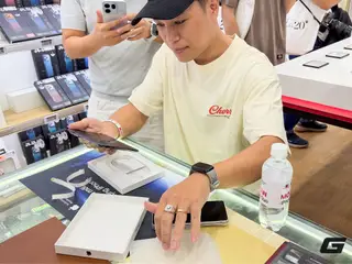 Anh Khiêm dùng song song OPPO Find N5 và iPhone Duo - Ảnh: Tuấn Lê