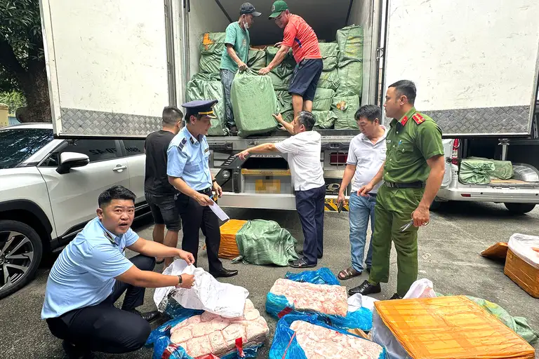 Lực lượng chức năng Đồng Nai kiểm tra xe tải đông lạnh chở gần 17 tấn thực phẩm không rõ nguồn gốc xuất xứ - Ảnh: A.B.