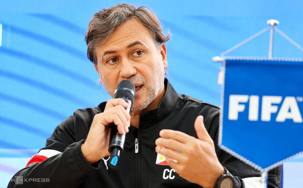 HLV Carles Cuadrat trong họp báo trước trận Việt Nam - Philippines ở bảng B FIFA ASEAN Cup 2026, tại sân Jalak Harupat, Bandung, Indonesia, chiều 25/9. Ảnh: Đức Đồng
