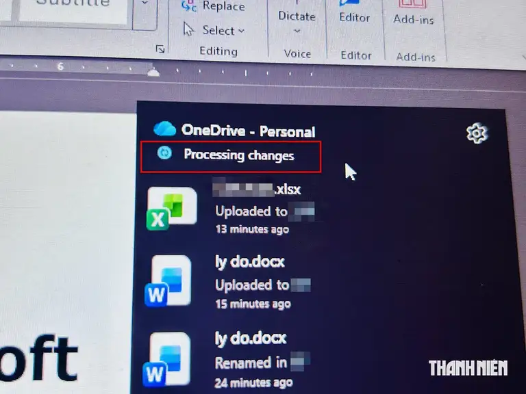 Một tài liệu Word đang trong quá trình xử lý đám mây với OneDrive