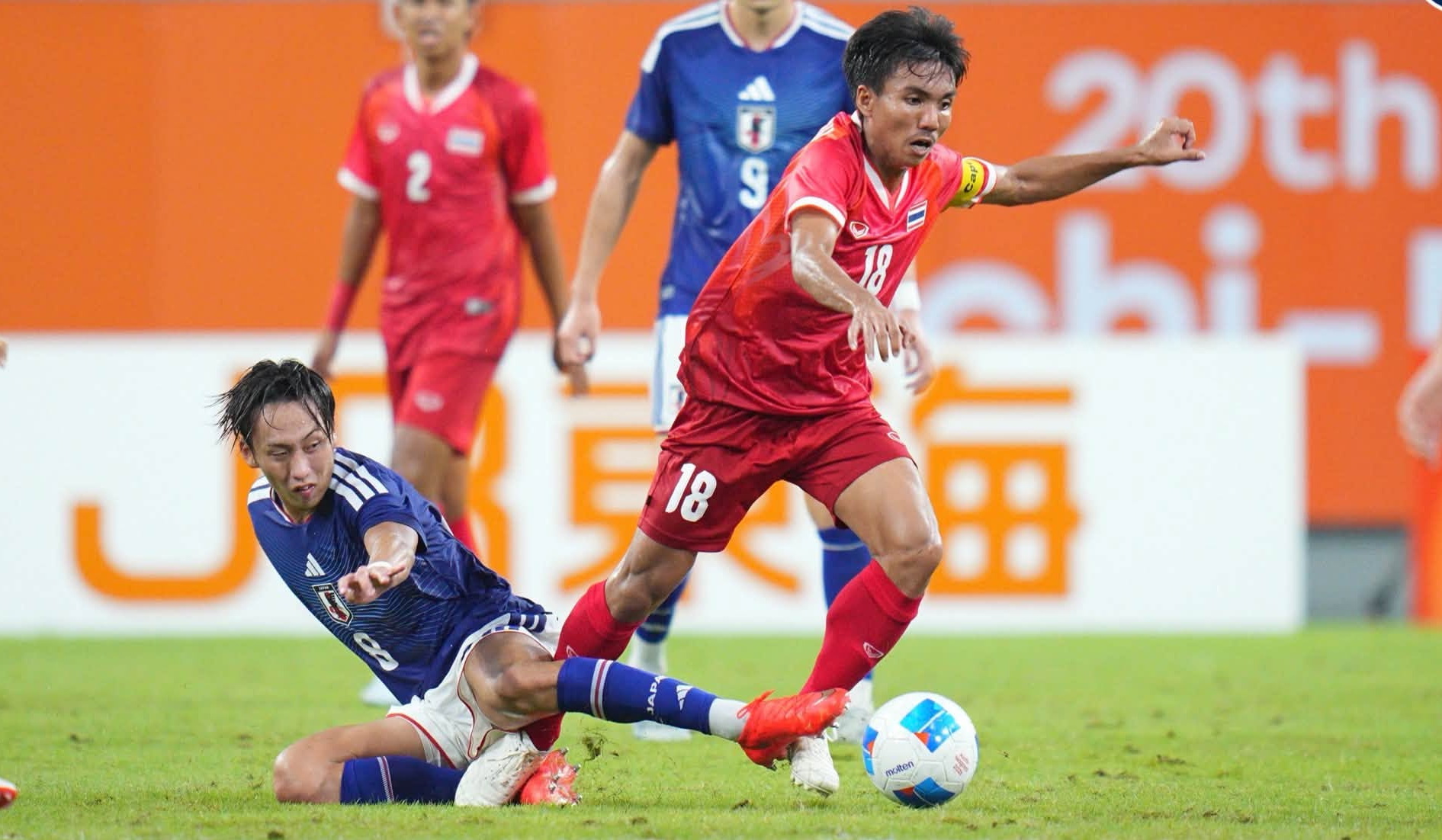 U23 Thái Lan và Nhật Bản là 2 trong 8 đội giành vé vào tứ kết bóng đá nam Asiad 20 - Ảnh: CHANGSUEK