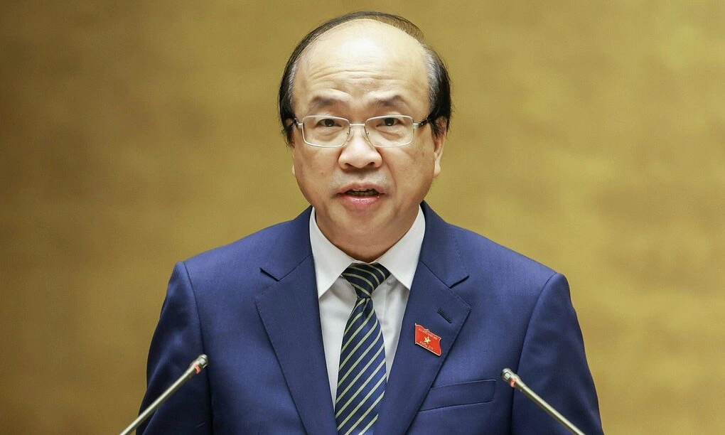Chủ nhiệm Ủy ban Pháp luật và Tư pháp trình bày báo cáo ý kiến về việc giải trình, tiếp thu, chính lỷ dự thảo Bộ luật Hình sự sửa đổi, chiều 17/10. Ảnh: Hoàng Phong
