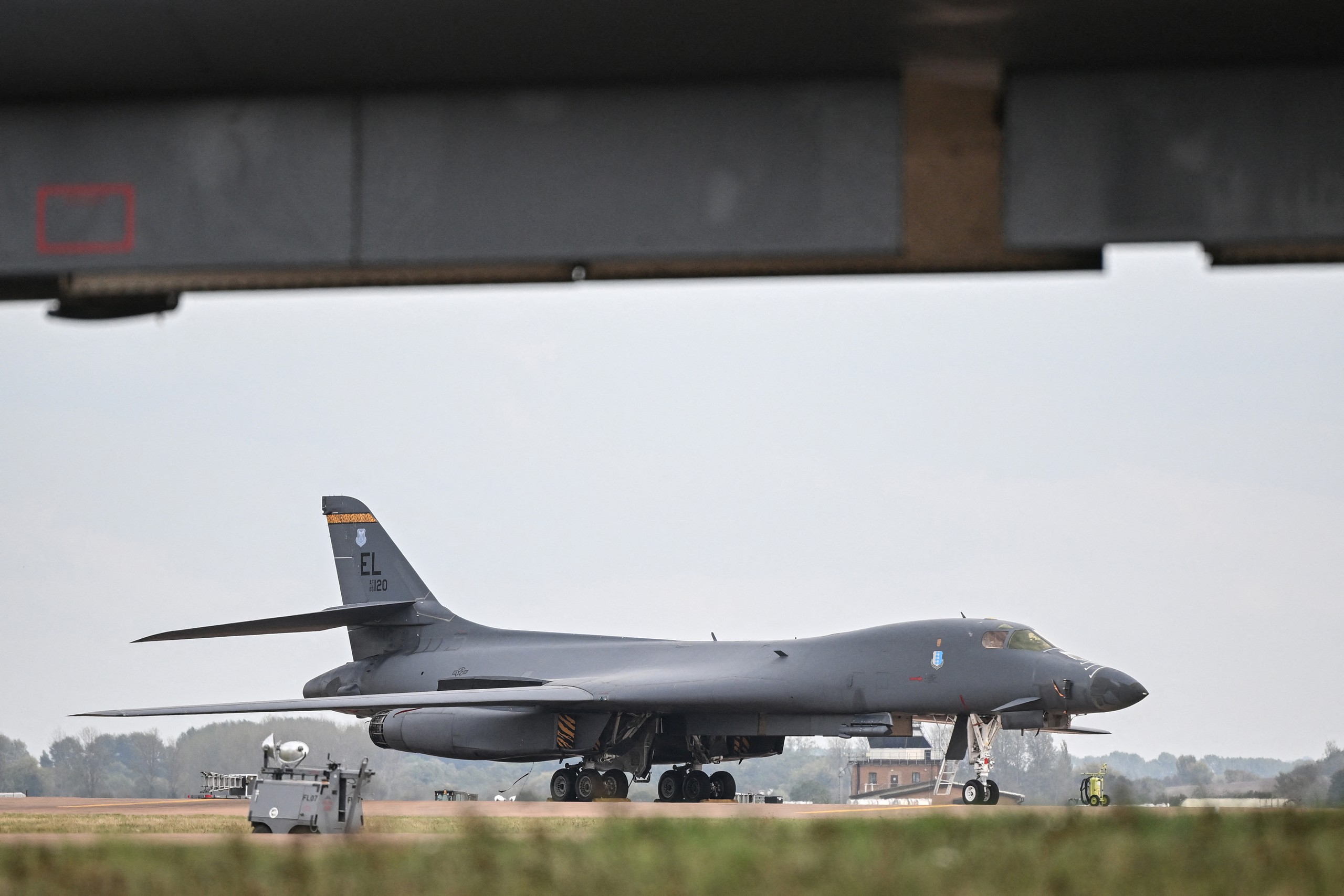 Máy bay ném bom B-1 Lancer của Không quân Mỹ trên đường băng tại căn cứ Fairford ở tây nam nước Anh vào ngày 27-9 - Ảnh: AFP