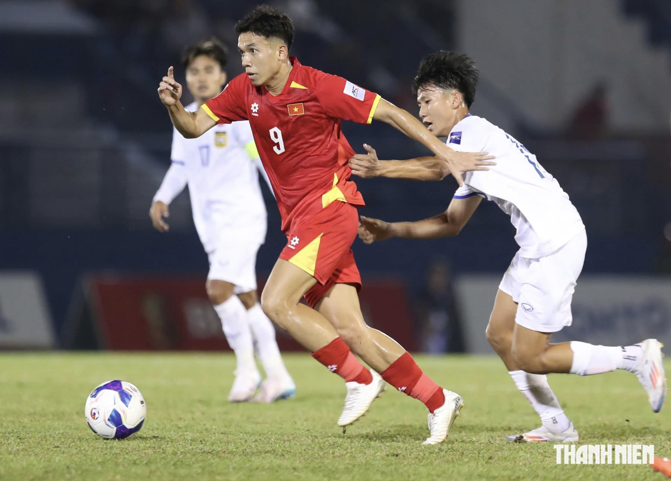 Minh Khoa (giữa) sở hữu khả năng đi bóng và dứt điểm ấn tượng
