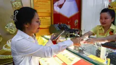 Mua bán vàng từ 5 triệu đồng một ngày phải thanh toán không tiền mặt