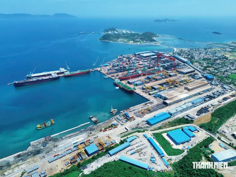 Khu kinh tế Vân Phong khu vực phía nam ở Ninh Hòa đang phát triển mạnh về công nghiệp dịch vụ