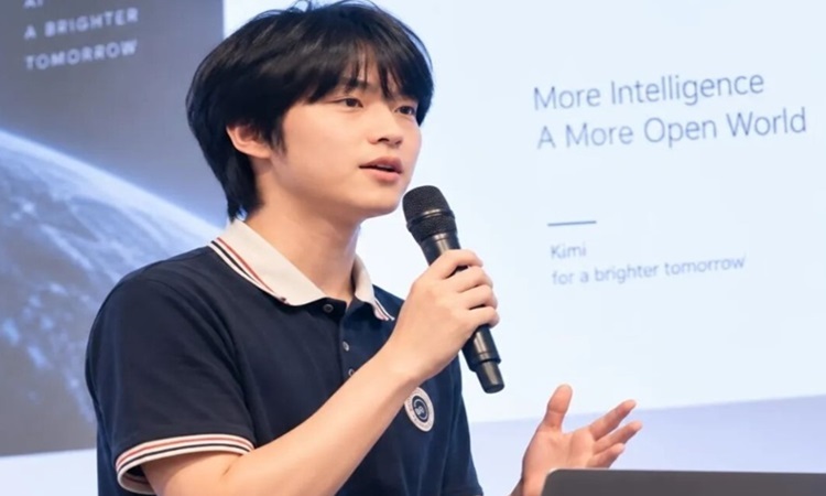Nathan Chen phát biểu tại một sự kiện của Moonshot AI trước khi rời công ty. Ảnh: Moonshot AI