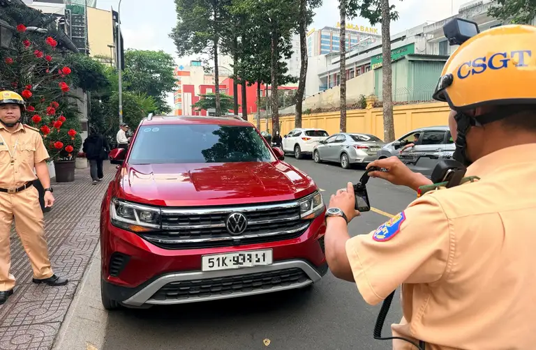 Cần phân biệt tình huống chủ động tấp xe chở người, mua hàng với việc phải dừng để chấp hành đèn đỏ hoặc hiệu lệnh của người điều khiển giao thông