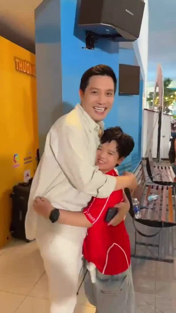 Đạo diễn phim 'Mùi phở' đến trường quay ủng hộ Trần Bảo Nam thi Model Kid Vietnam