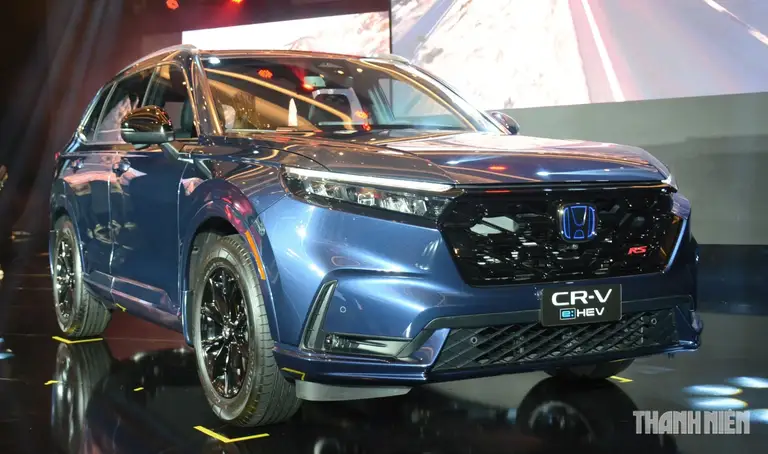Mẫu xe duy nhất của thương hiệu Honda góp mặt trong danh sách này. Hãng xe Nhật Bản hiện có tới 3 mẫu xe có phiên bản hybrid, trong đó Honda CR-V e:HEV RS là dòng xe được ưa chuộng nhất dù có giá bán lên tới 1,250 tỉ đồng. Đây là mẫu xe thuộc phân khúc Crossover hạng C thiết kế 5+2 chỗ ngồi, nhập khẩu nguyên chiếc từ Thái Lan. Trong tháng 7.2026, doanh số Honda CR-V e:HEV RS đạt 202 xe, giảm 98 xe so với tháng trước đó