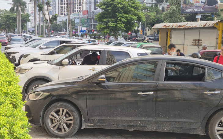 Thủ đoạn của 3 đối tượng đập phá kính hàng loạt ô tô để trộm tài sản- Ảnh 5.