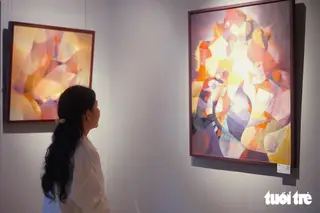 Loạt tranh trừu tượng mở ra nhiều liên tưởng tùy theo cảm nhận mỗi người xem - Ảnh: H.VY