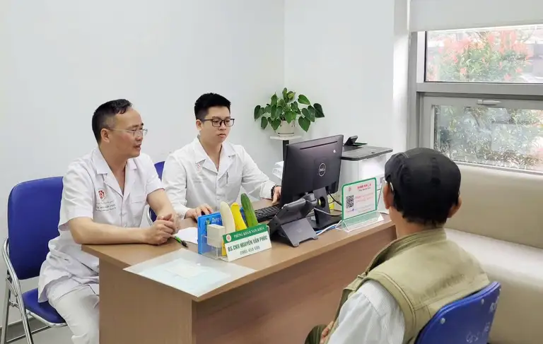 Bác sĩ thăm khám cho bệnh nhân điều trị tại Khoa Nam học, Bệnh viện Trung ương Quân đội 108. Ảnh: A.Ngọc