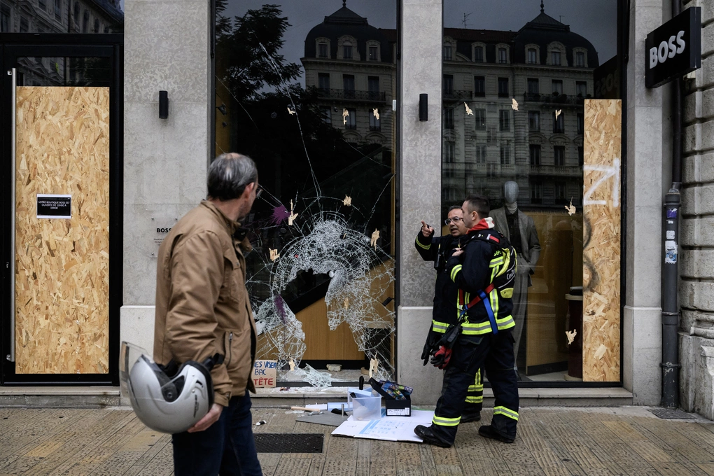 Lính cứu hỏa kiểm tra một cửa hàng bị đập phá tại thành phố Lyon ngày 18/10. Ảnh: AFP