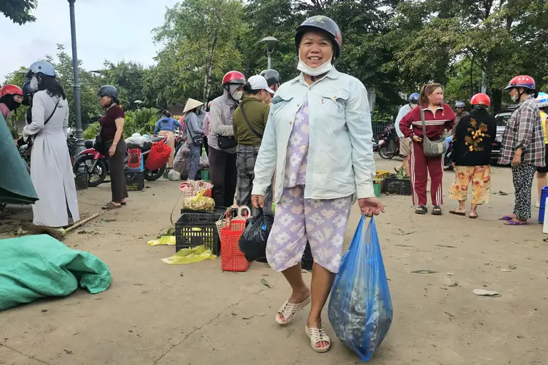 Bà Kiêng từ xã Phú Vinh lên phường trung tâm TP Huế để mua 6kg nấm. Ảnh: H.D.