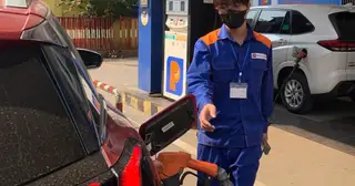 Giá xăng dầu giảm dưới 'giá trần' chưa đủ 'giải cứu' vận tải
