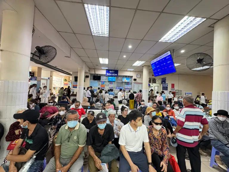Người bệnh thăm khám tại các bệnh viện trên địa bàn TP.HCM, thành phố chưa ghi nhận số ca mắc COVID-19 gia tăng - Ảnh: THU HIẾN