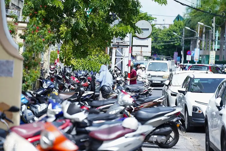 Nhiều tuyến đường trung tâm Đà Nẵng đang đối mặt với cảnh xe máy đỗ kín lối vỉa hè, lòng đường thành nơi đậu đỗ ôtô. Ảnh chụp trên đường Hải Phòng, đoạn trước Bệnh viện C. Ảnh: Nguyễn Đông