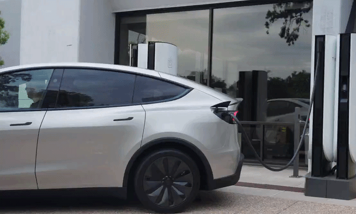Tesla cho phép ôtô điện giật đứt dây sạc để tháo chạy