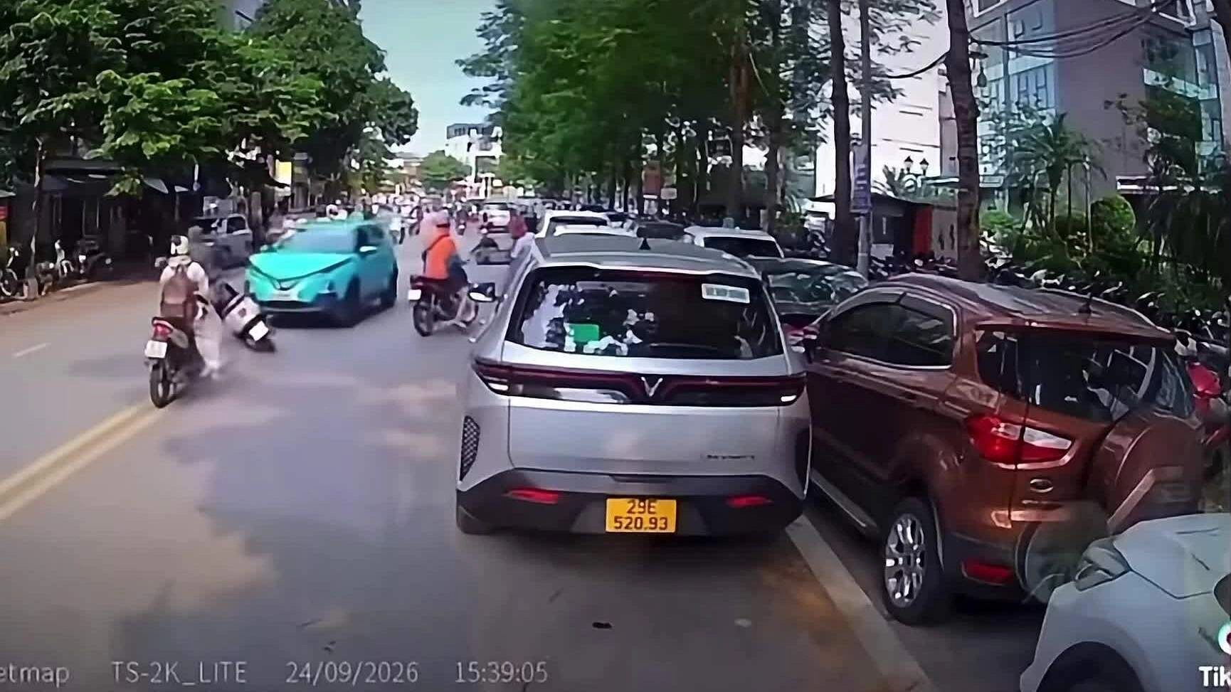 Tình huống tương tự, chiếc taxi lao sang làn ngược chiều gây tai nạn, hôm 24/9 tại Hà Nội. Video: CTV
