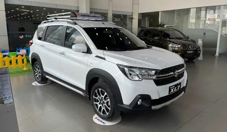 Suzuki XL7 Hybrid cũng là một trong những mẫu xe hybrid được ưa chuộng tại Việt Nam. Điều này đến từ việc mẫu MPV 7 chỗ này sở hữu giá bán hấp dẫn, trang bị tính năng, công nghệ về cơ bản đáp ứng đủ nhu cầu sử dụng gia đình cũng như kinh doanh dịch vụ taxi… Trong tháng 7 vừa qua, doanh số mẫu xe này đạt 122 xe, tăng 43 xe so với tháng trước đó. Mẫu xe này trang bị động cơ 1.5 lít hút khí tự nhiên VVT và có thêm một máy phát điện khởi động tích hợp (ISG) cùng gói pin lithium-ion dung lượng nhỏ nằm dưới ghế phụ. Hệ thống này cho công suất 103 mã lực và mô-men xoắn 138 Nm tại vòng tua 4.400 vòng/phút. Suzuki XL7 Hybrid phân phối tại Việt Nam được nhập khẩu từ Indonesia, giá bán từ 599 triệu đồng. Sau 7 tháng đã qua của năm 2026, Suzuki đã bán được 1.117 xe XL7 Hybrid