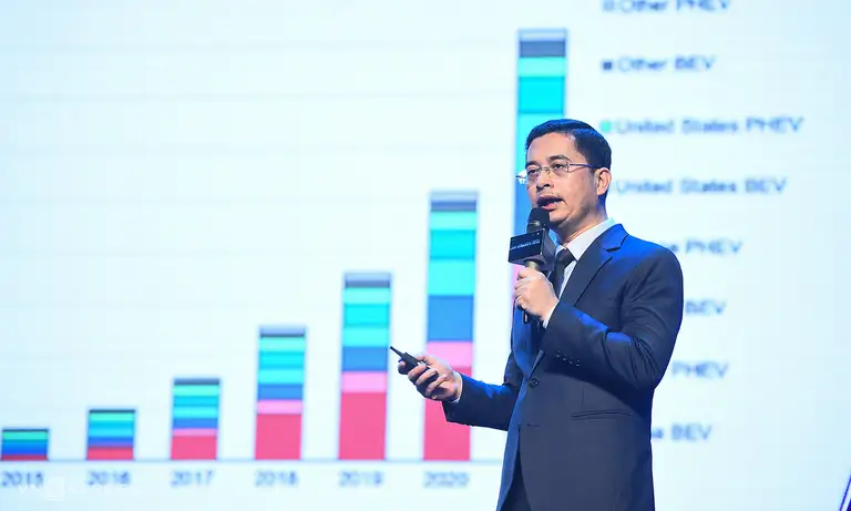 Ông Hoàng Chí Trung phát biểu tại Car Awards năm 2022, khi còn là Tổng giám đốc VinFast Trading Việt Nam. Ảnh: Thanh Tùng