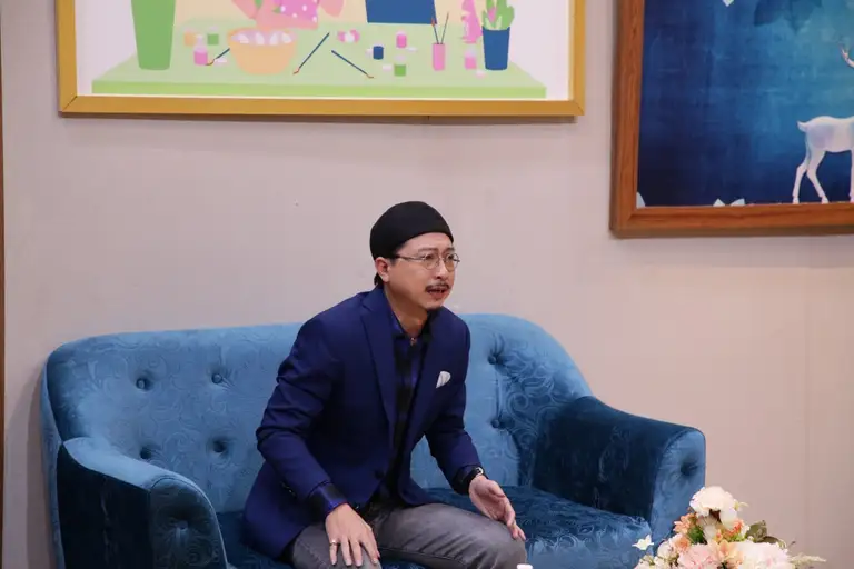 Hứa Minh Đạt là gương mặt quen thuộc với khán giả qua các dự án phim ảnh. Ngoài ra, anh còn có tổ ấm viên mãn bên vợ là diễn viên Lâm Vỹ Dạ