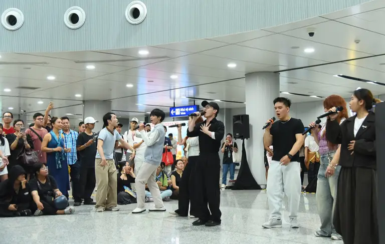 Không gian ga metro Bến Thành trở thành sân khấu mở cho nhạc kịch Broadway - Ảnh: BTC