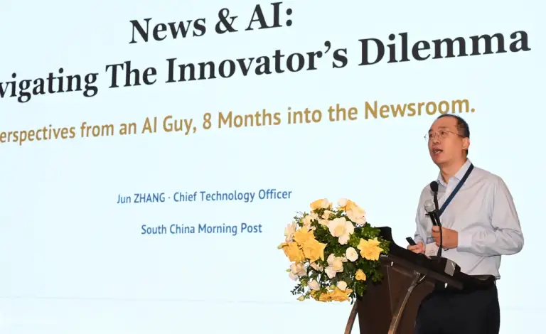 Jun Zhang, Giám đốc Công nghệ South China Morning Post, chia sẻ tại diễn đàn AI ngày 14/8 do WAN-IFRA tổ chức. Ảnh: Trọng Đạt
