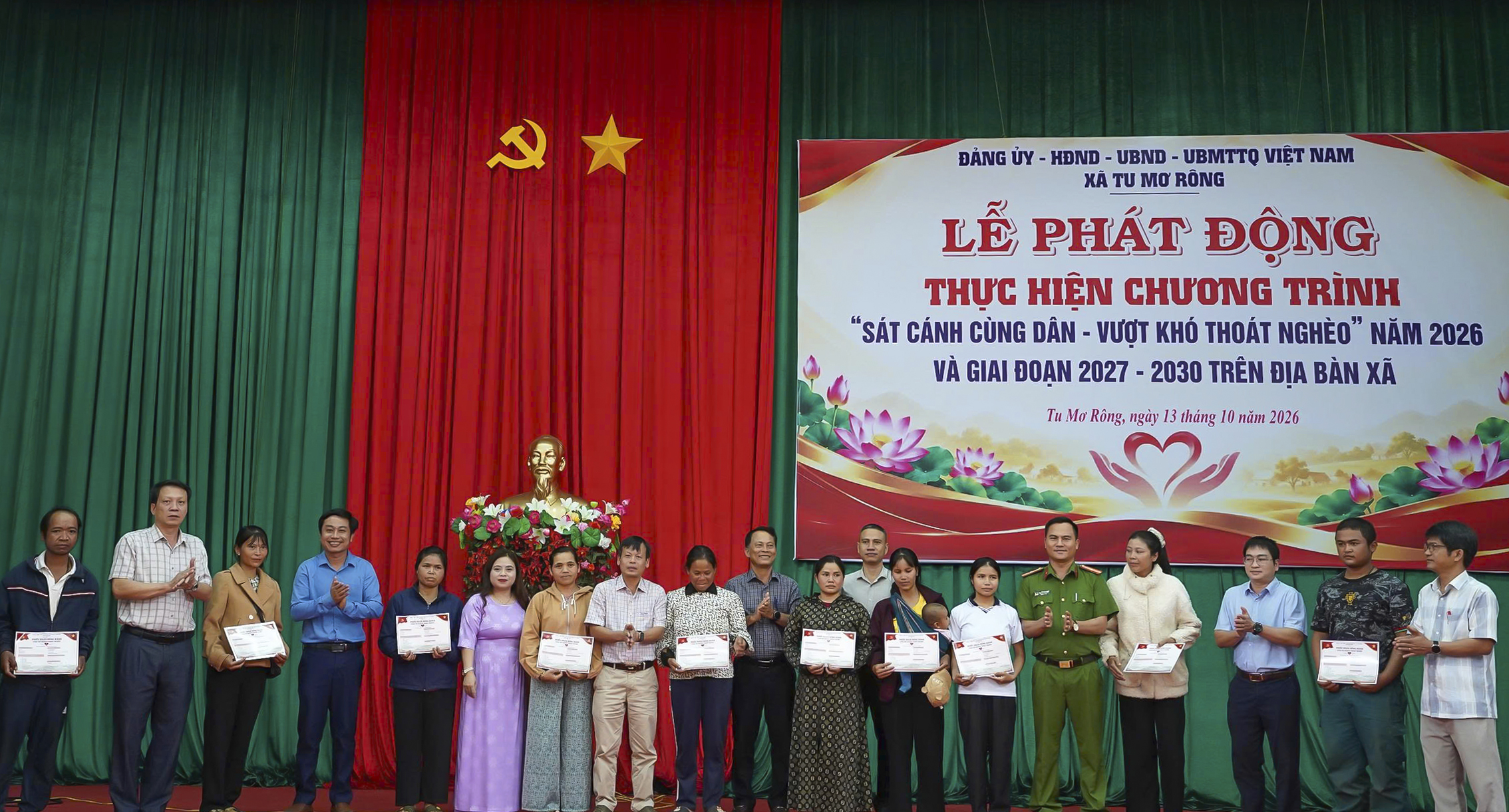 Lãnh đạo xã Tu Mơ Rông trao phiếu nhận đồng hành cho các hộ nghèo có hoàn cảnh khó khăn, thu nhập hạn chế