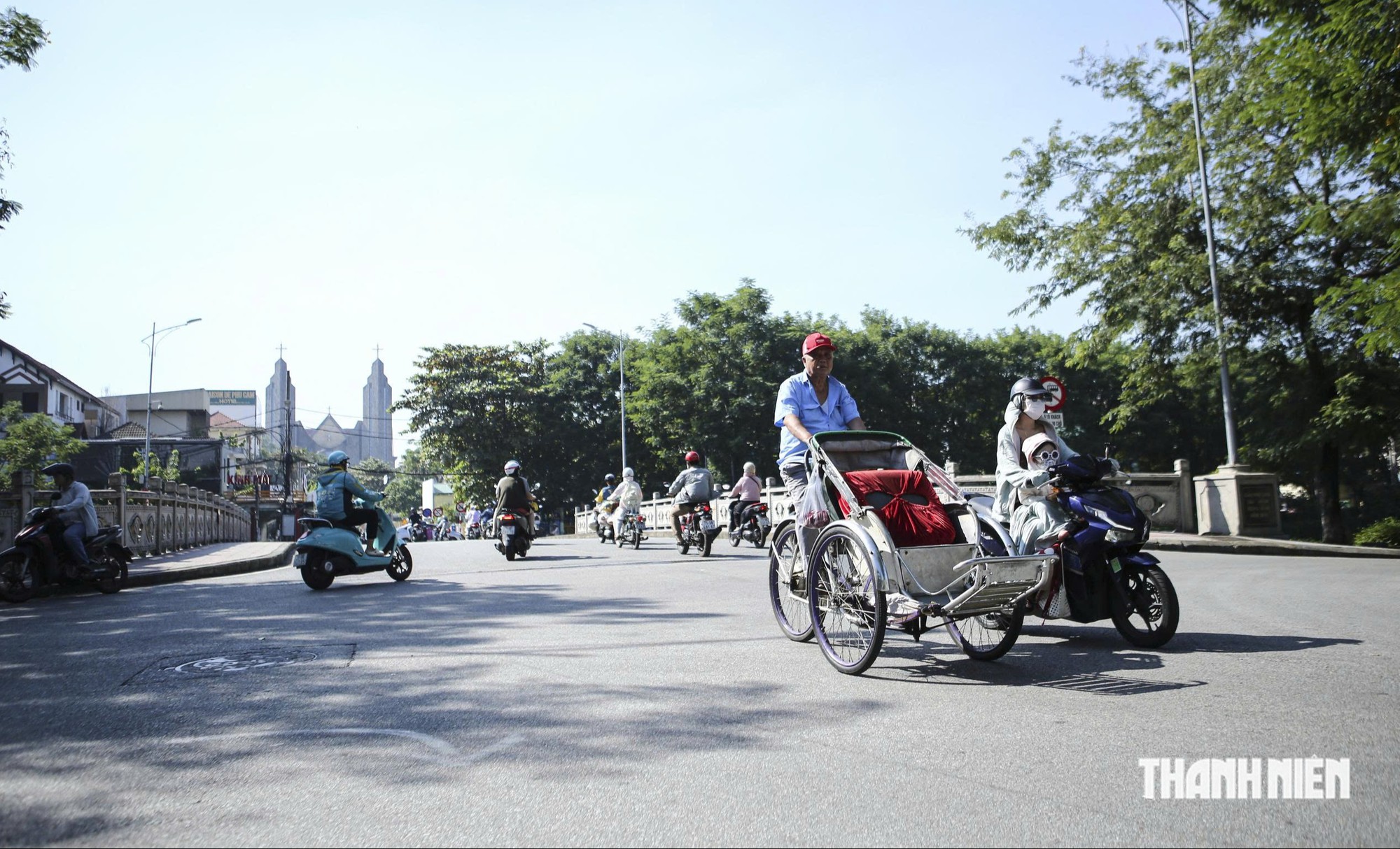 Đường Nguyễn Trường Tộ dẫn lên nhà thờ Phủ Cam