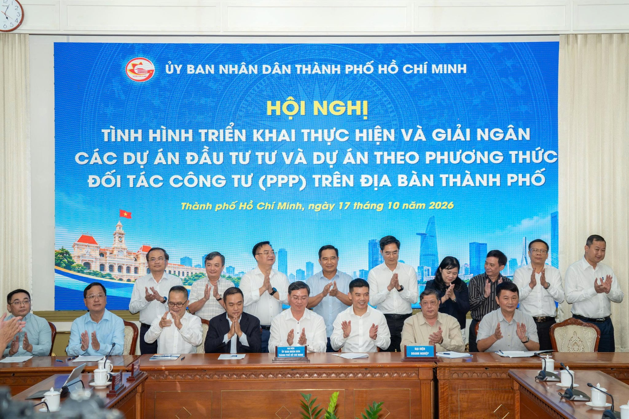 Chủ tịch TP.HCM và các doanh nghiệp tại sự kiện - Ảnh: HỮU DUY