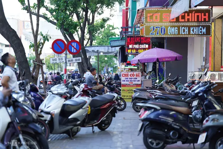 Cảnh lộn xộn trên vỉa hè đường Ông Ích Khiêm. Ảnh: Nguyễn Đông