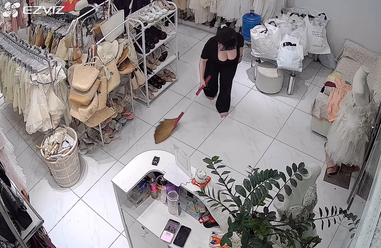 Chủ shop thời trang gây ấn tượng với loạt khoảnh khắc leo núi