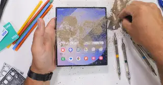 Rào cản lớn nhất của điện thoại gập không phải giá, và Samsung đã có kinh nghiệm 7 năm để giải điều đó