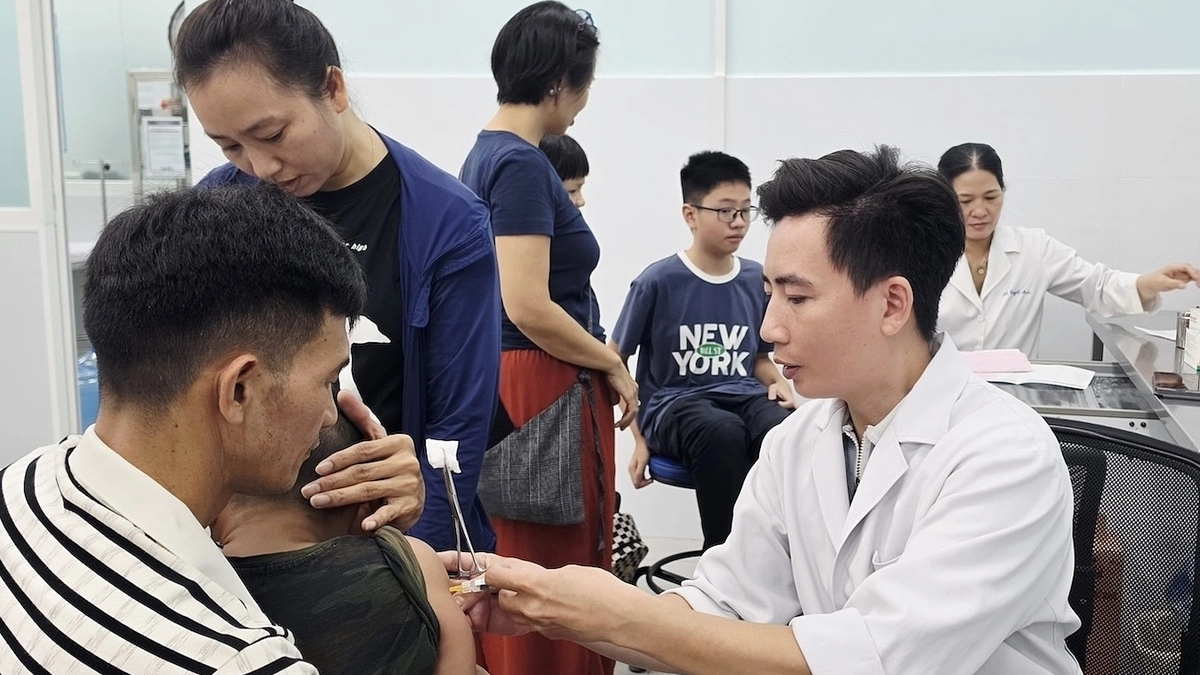 Phụ huynh đổ xô đưa con tiêm vaccine não mô cầu